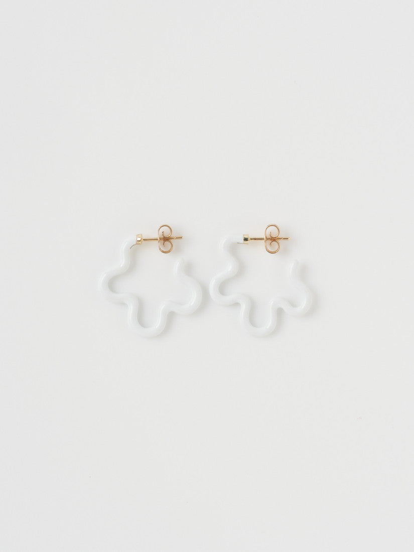 ピアス 2 TONE ASYMMETRICAL FLOWER POWER EARRINGS IN WHITE – H.P. 