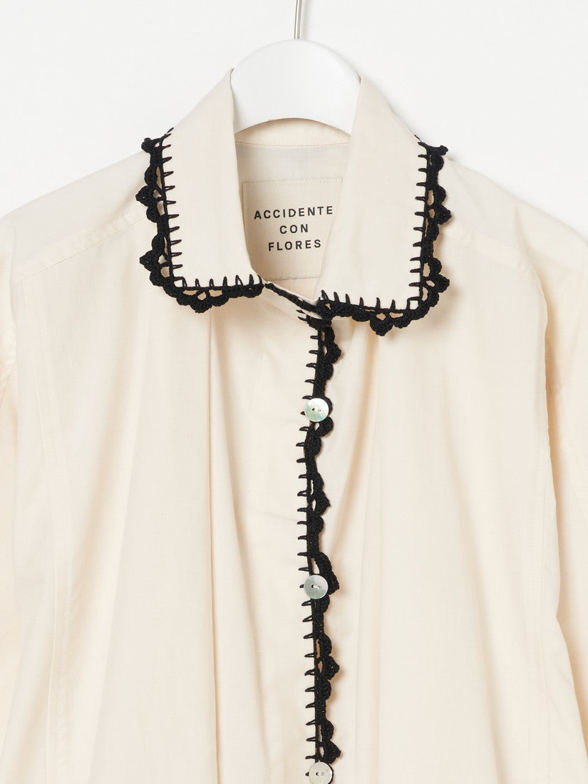 《Accidente con flores》cream blouse with black crochet