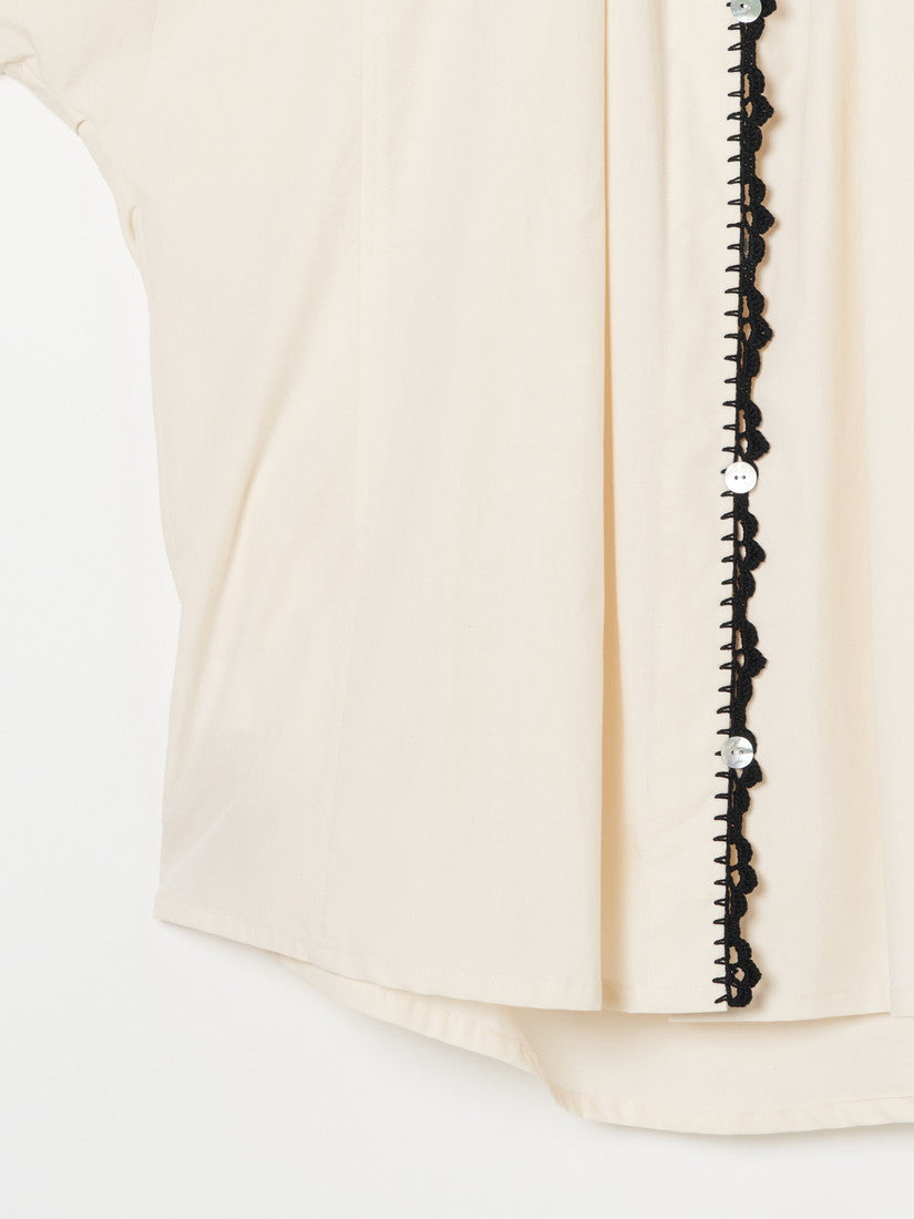 《Accidente con flores》cream blouse with black crochet