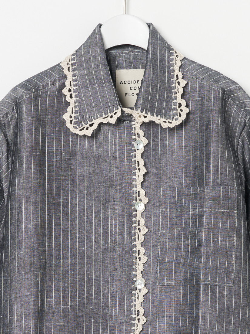 《Accidente con flores》grey striped shirt with white crochet